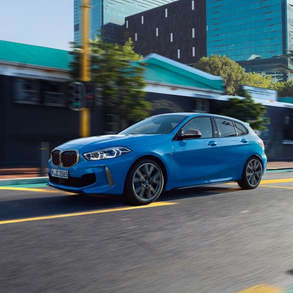 BMW řady 1, tříčtvrteční jízdní záběr zepředu. BMW řady 1 v modré metalické barvě Misano Blue, tříčtvrteční jízdní záběr zepředu.
