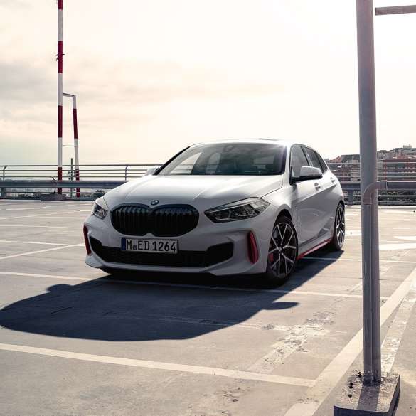 BMW řady 1 128ti tříčtvrteční pohled zepředu BMW řady 1 128ti F40 tříčtvrteční pohled zepředu na zaparkovaný vůz