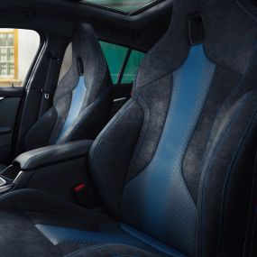 M sportovní sedadla. Ergonomicky tvarovaná M sportovní sedadla v BMW řady 1 s kontrastním prošíváním a integrovanými hlavovými opěrkami.