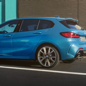 Hofmeisterův záhyb BMW řady 1. Boční pohled na BMW řady 1 s výrazně tvarovaným Hofmeisterovým záhybem.