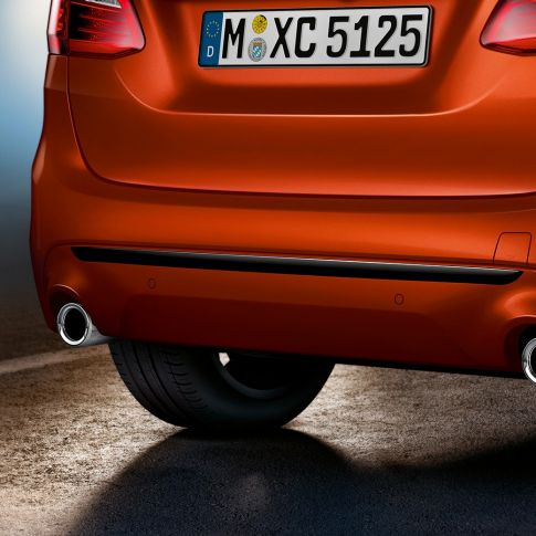 Zadní část BMW řady 2 Active Tourer Zadní část BMW řady 2 Active Tourer 220i F45 v metalické barvě Sunset Orange (oranžová) detailní pohled na záď