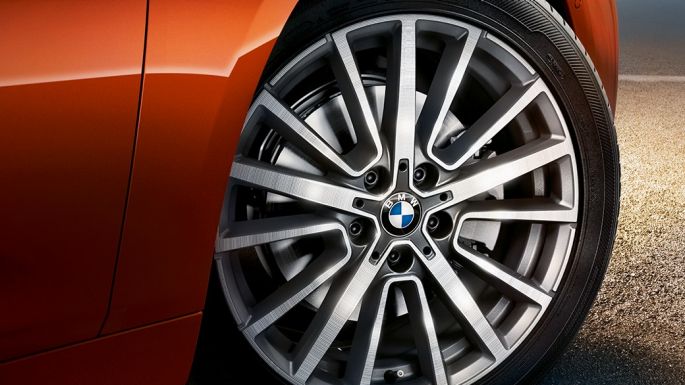 Kolo z lehké slitiny BMW řady 2 Active Tourer Maska chladiče ve tvaru ledvinek BMW řady 2 Active Tourer F45 2018 v metalické barvě Sunset Orange (oranžová) detail na kolo