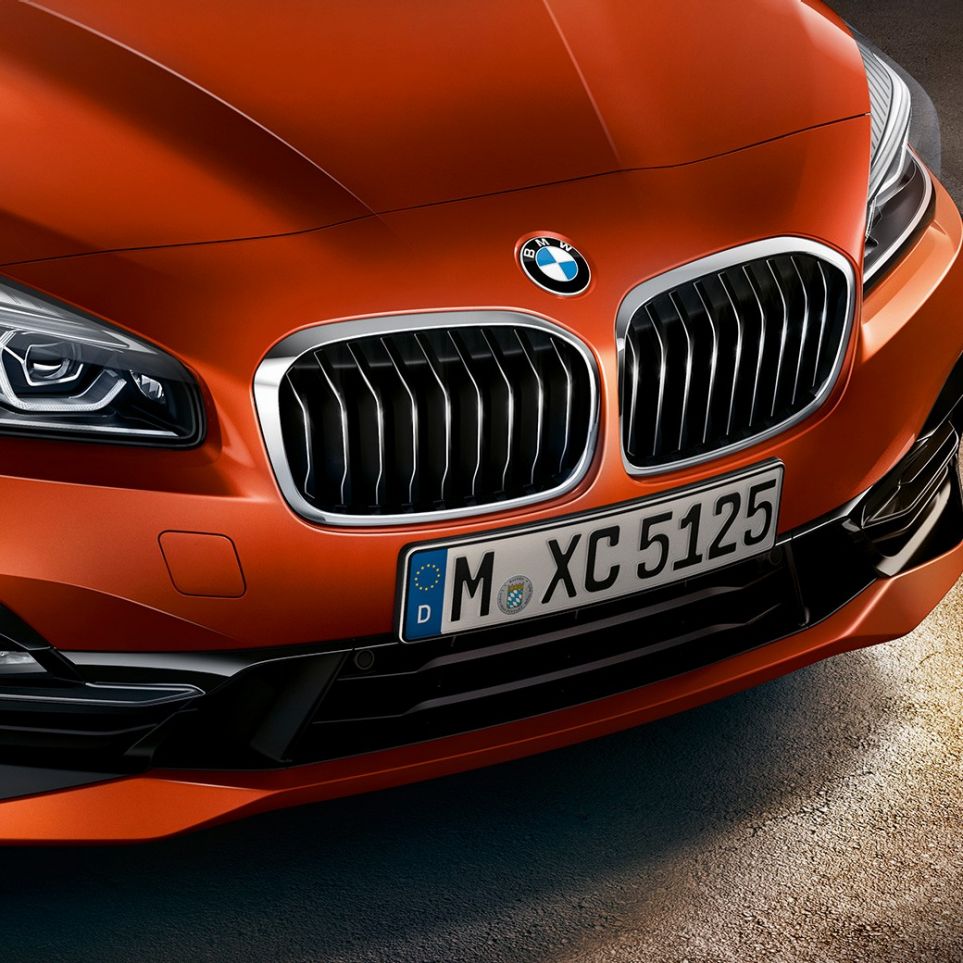 Maska chladiče ve tvaru ledvinek BMW řady 2 Active Tourer Maska chladiče ve tvaru ledvinek BMW řady 2 Active Tourer F45 2018 v metalické barvě Sunset Orange (oranžová) detailní pohled na příď