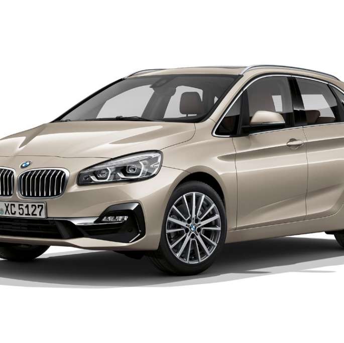 Tříčtvrteční pohled zepředu BMW řady 2 Active Tourer Model Luxury Line BMW řady 2 Active Tourer Model Luxury Line 225i xDrive F45 v metalické barvě Jucaro Beige (béžová) ze tříčtvrtečního pohledu zepředu