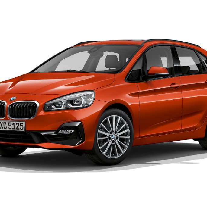 Tříčtvrteční pohled zepředu BMW řady 2 Active Tourer Model Sport Line BMW řady 2 Active Tourer Model Sport Line 220i F45 v metalické barvě Sunset Orange (oranžová) ze tříčtvrtečního pohledu zepředu
