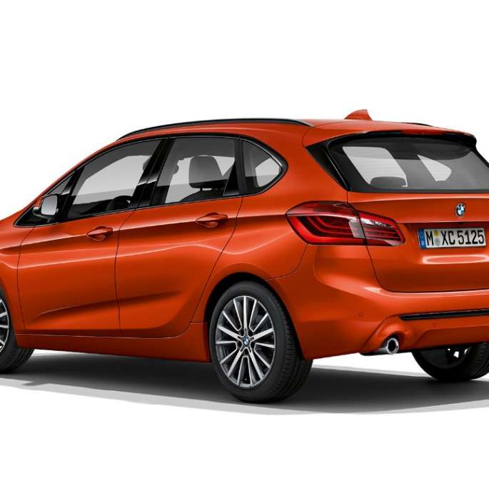 Tříčtvrteční pohled zezadu BMW řady 2 Active Tourer Model Sport Line BMW řady 2 Active Tourer Model Sport Line 220i F45 v metalické barvě Sunset Orange (oranžová) ze tříčtvrtečního pohledu zezadu