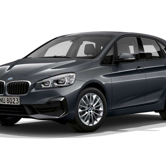Tříčtvrteční pohled zepředu BMW řady 2 Active Tourer Model Advantage BMW řady 2 Active Tourer 218i F45 Model Advantage v metalické barvě Mineral Grey (šedá) ze tříčtvrtečního pohledu zepředu