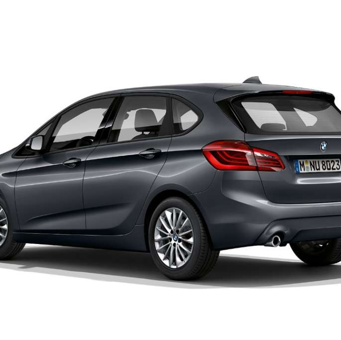 Tříčtvrteční pohled zezadu BMW řady 2 Active Tourer Model Advantage BMW řady 2 Active Tourer 218i F45 Model Advantage v metalické barvě Mineral Grey (šedá) ze tříčtvrtečního pohledu zezadu