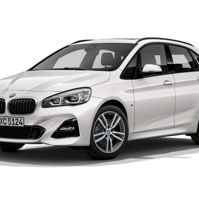 BMW řady 2 Active Tourer Model M Sport BMW řady 2 Active Tourer 220d xDrive Model M Sport F45 v metalické barvě Mineral White (bílá) ze tříčtvrtečního pohledu zepředu