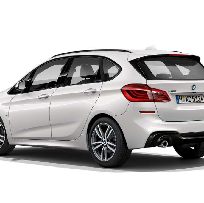 Tříčtvrteční pohled zezadu BMW řady 2 Active Tourer Model M Sport BMW řady 2 Active Tourer 220d xDrive Model M Sport F45 v metalické barvě Mineral White (bílá) ze tříčtvrtečního pohledu zezadu