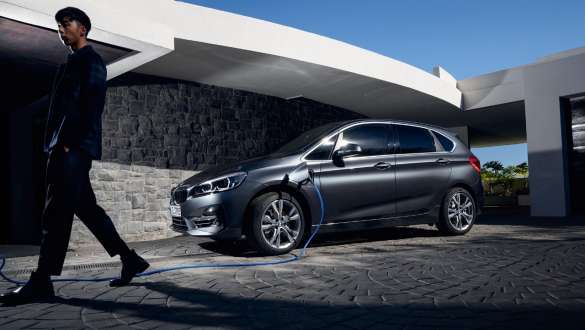 Plug-in hybridní BMW 225xe Active Tourer F45 přední pohled před budovou Plug-in hybridní BMW 225xe Active Tourer F45 přední pohled před budovou s modelem