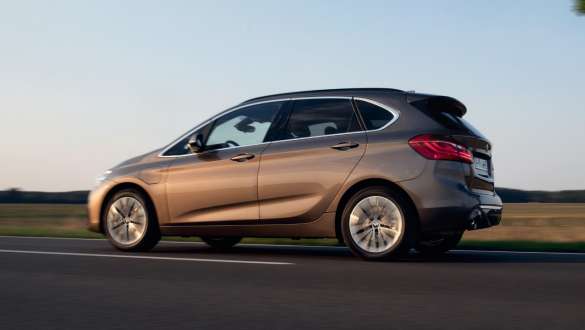 Plug-in hybridní BMW 225xe Active Tourer F45 tříčtvrteční pohled z boku v jízdě Plug-in hybridní BMW 225xe Active Tourer F45 tříčtvrteční pohled z boku v jízdě na silnici