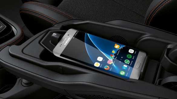 Rozšířené funkce telefonu a bezdrátové nabíjení BMW řady 2 Active Tourer Rozšířené funkce telefonu a bezdrátové nabíjení BMW řady 2 Active Tourer F45 2018 interiér