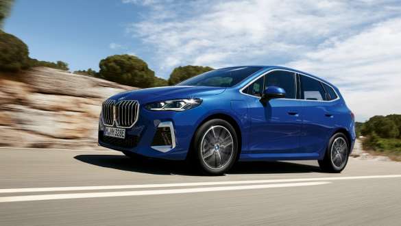Plug-in hybridní BMW řady 2 Active Tourer 230e U06 2021 jedoucí po venkovské silnici Plug-in hybridní BMW řady 2 Active Tourer 230e U06 2021 jedoucí po venkovské silnici