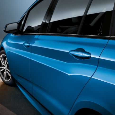 Boční část BMW řady 2 Gran Tourer Boční část BMW řady 2 Gran Tourer F46 2018 v metalické barvě Misano Blue (modrá) v detailním pohledu