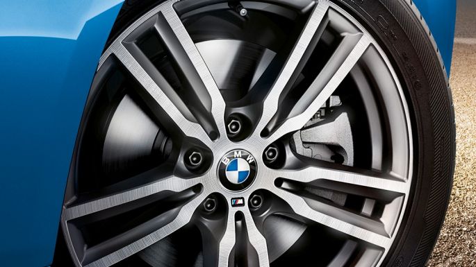 Kola z lehké slitiny BMW řady 2 Gran Tourer Kola z lehké slitiny BMW řady 2 Gran Tourer F46 2018 v metalické barvě Misano Blue (modrá) v detailním pohledu