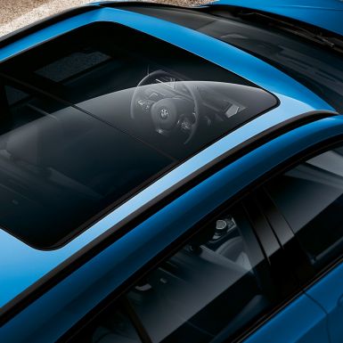 Panoramatická skleněná střecha BMW řady 2 Gran Tourer Panoramatická skleněná střecha BMW řady 2 Gran Tourer F46 2018 v metalické barvě Misano Blue (modrá) z ptačí perspektivy