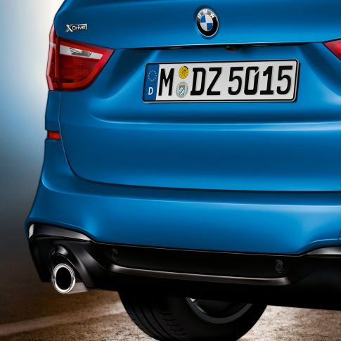 Zadní část BMW řady 2 Gran Tourer Zadní část BMW řady 2 Gran Tourer F46 2018 v metalické barvě Misano Blue (modrá) v detailním pohledu