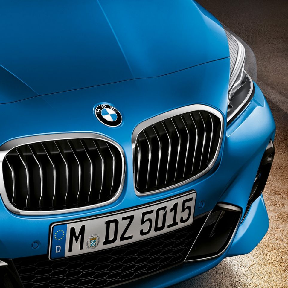 Maska chladiče ve tvaru ledvinek BMW řady 2 Gran Tourer Maska chladiče ve tvaru ledvinek BMW řady 2 Gran Tourer F46 2018 v metalické barvě Misano Blue (modrá) v detailním pohledu