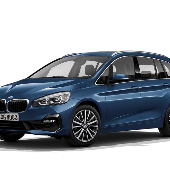 Tříčtvrteční pohled zepředu BMW řady 2 Gran Tourer BMW řady 2 Gran Tourer 218i F46 2018 v metalické barvě Mediterranean Blue (modrá) ze tříčtvrtečního pohledu zepředu