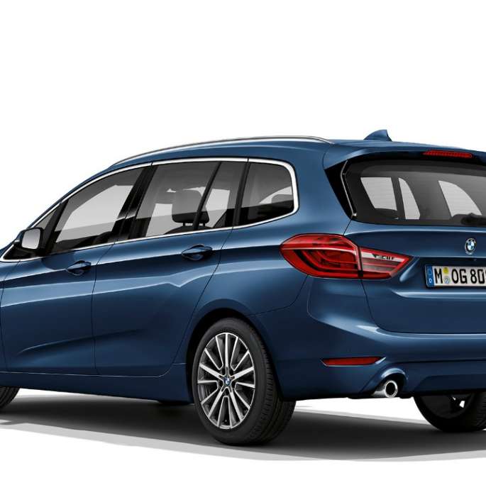 Tříčtvrteční pohled zezadu BMW řady 2 Gran Tourer Model Advantage BMW řady 2 Gran Tourer 218i F46 2018 v metalické barvě Mediterranean Blue (modrá) ze tříčtvrtečního pohledu zezadu