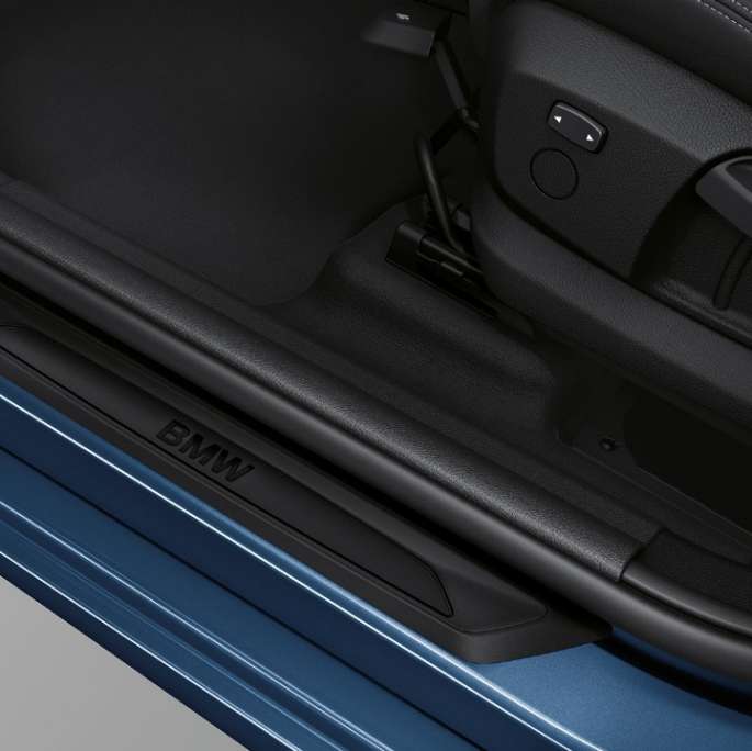 Prahové lišty BMW řady 2 Gran Tourer Model Advantage Prahové lišty BMW řady 2 Gran Tourer 218i F46 2018 v metalické barvě Mediterranean Blue (modrá) v detailním pohledu