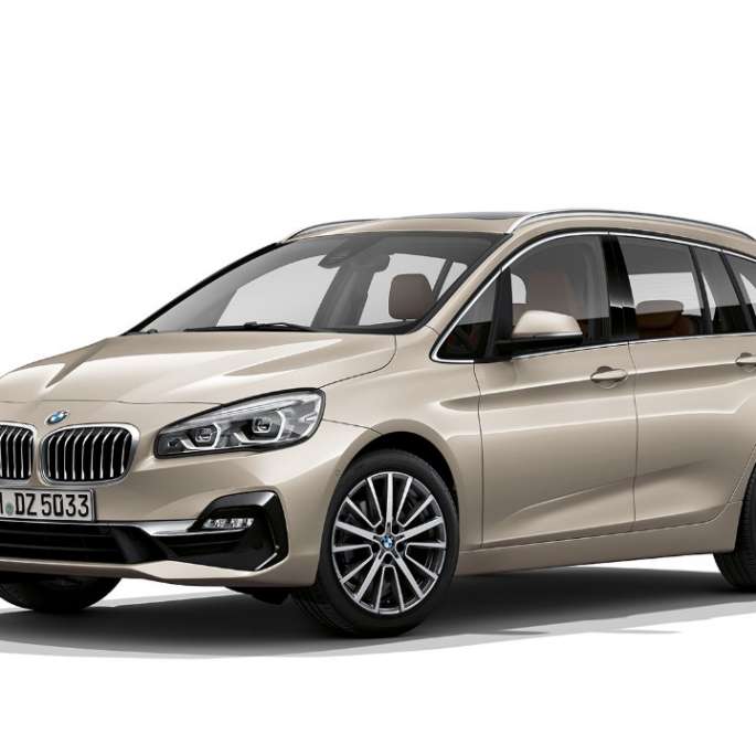 Tříčtvrteční pohled zepředu BMW řady 2 Gran Tourer Luxury Line BMW řady 2 Gran Tourer 218d xDrive Model Luxury Line F46 2018 v metalické barvě Jucaro Beige (béžová) ze tříčtvrtečního pohledu zepředu