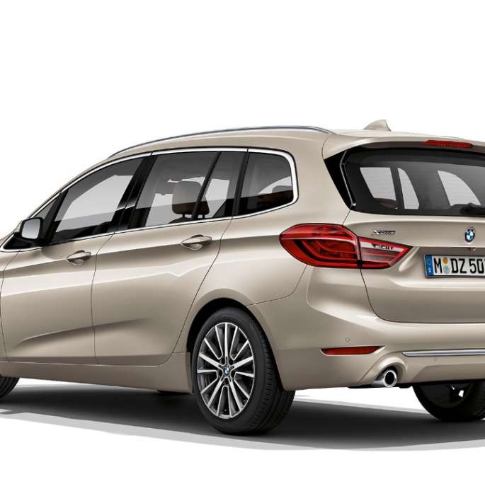 Tříčtvrteční pohled zezadu BMW řady 2 Gran Tourer Model Luxury Line BMW řady 2 Gran Tourer 218d xDrive Model Luxury Line F46 2018 v metalické barvě Jucaro Beige (béžová) ze tříčtvrtečního pohledu zezadu