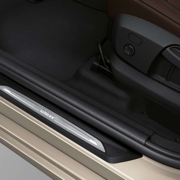 Prahové lišty BMW řady 2 Gran Tourer Model Luxury Line Prahové lišty BMW řady 2 Gran Tourer 218d xDrive Model M Sport F46 2018 v metalické barvě Jucaro Beige (béžová) v detailním pohledu