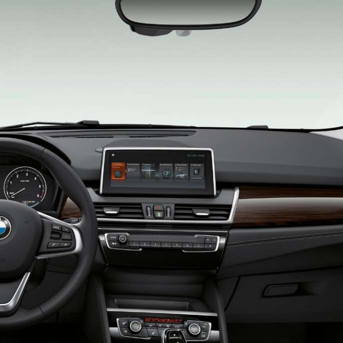 Palubní deska BMW řady 2 Gran Tourer Model Luxury Line Palubní deska BMW řady 2 Gran Tourer 218d xDrive Model Luxury Line F46 2018 interiér