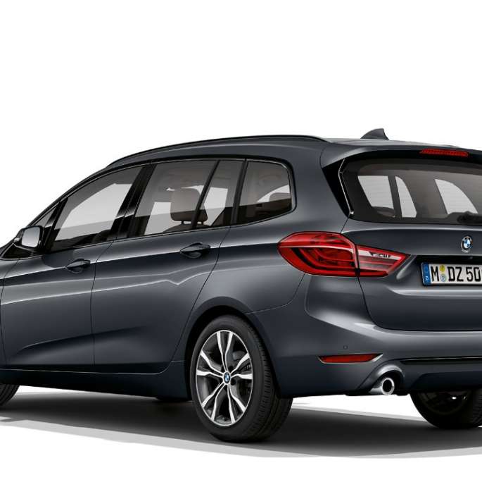Tříčtvrteční pohled zezadu BMW řady 2 Gran Tourer Model Sport Line BMW řady 2 Gran Tourer 218d Model Sport Line F46 2018 v metalické barvě Mineral Grey (šedá) ze tříčtvrtečního pohledu zezadu