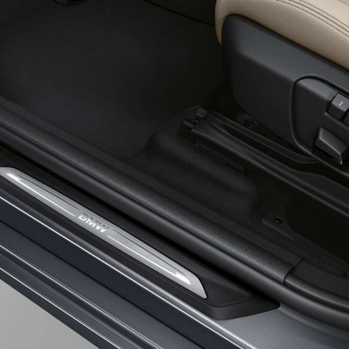 Prahové lišty BMW řady 2 Gran Tourer Model Sport Line Prahové lišty BMW řady 2 Gran Tourer 220d Model Sport Line F46 2018 v metalické barvě Mineral Grey (šedá) v detailním pohledu