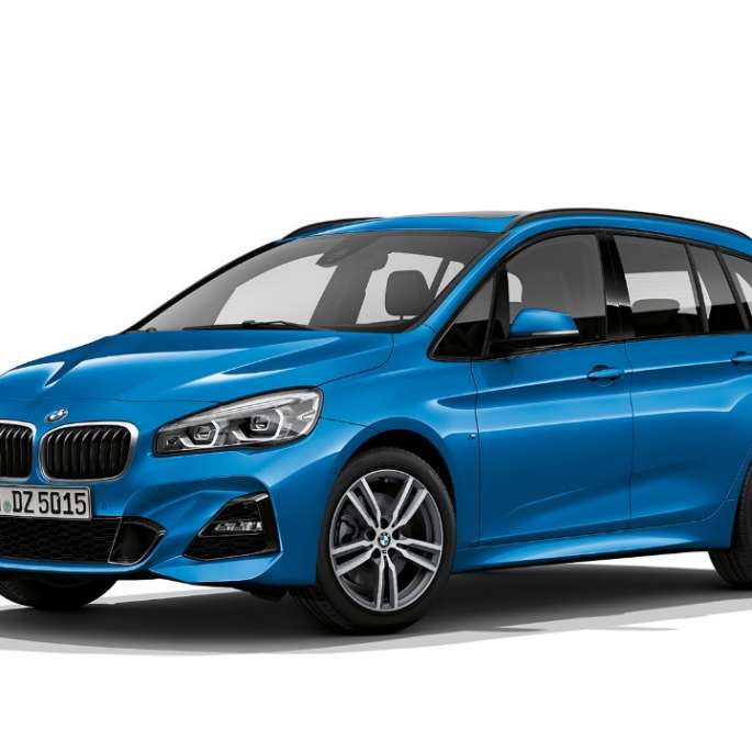 Tříčtvrteční pohled zepředu BMW řady 2 Gran Tourer Model M Sport BMW řady 2 Gran Tourer 220d xDrive Model M Sport F46 v metalické barvě Estoril Blue (modrá) ze tříčtvrtečního pohledu zepředu