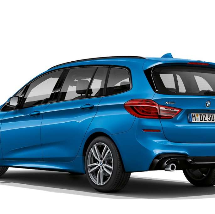 Tříčtvrteční pohled zezadu BMW řady 2 Gran Tourer Model M Sport BMW řady 2 Gran Tourer 220d xDrive Model M Sport F46 2018 v metalické barvě Estoril Blue (modrá) ze tříčtvrtečního pohledu zezadu