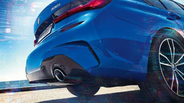 BMW řady 3 Sedan, M Sportovní diferenciál. Boční pohled zezadu na BMW řady 3 Sedan zespoda.
