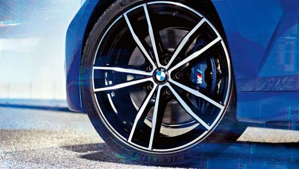 BMW řady 3 Sedan, M sportovní brzdy. Detailní pohled na M sportovní brzdy BMW řady 3 Sedan.