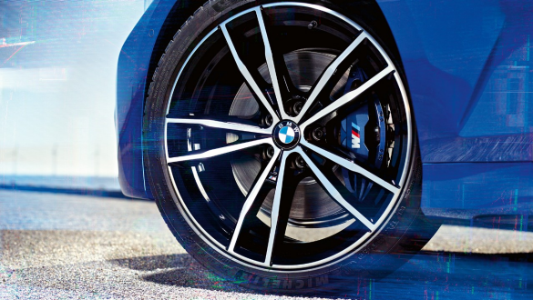 BMW řady 3 Sedan, M sportovní brzdy. Detailní pohled na M sportovní brzdy BMW řady 3 Sedan.