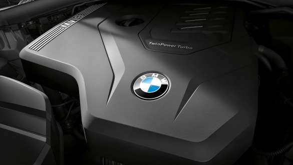 BMW řady 3 Sedan, Zážehový 4válec BMW TwinPower Turbo. Blízký pohled na zážehový 4válec BMW TwinPower Turbo BMW řady 3 Sedan.