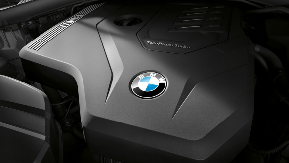 BMW řady 3 Sedan, Zážehový 4válec BMW TwinPower Turbo. Blízký pohled na zážehový 4válec BMW TwinPower Turbo BMW řady 3 Sedan.