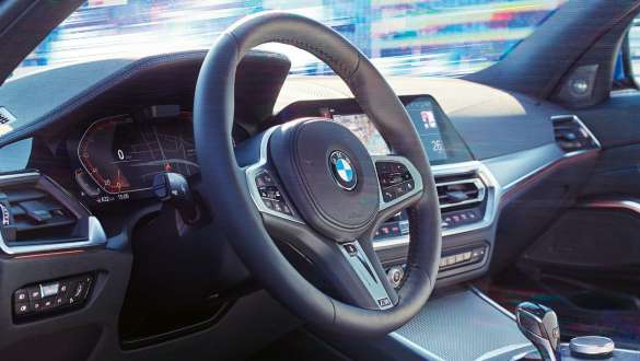 BMW řady 3 Sedan, Variabilní sportovní řízení. Detailní záběr na interiér BMW řady 3 Sedan se zaměřením na volant s variabilním sportovním řízením.