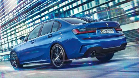 BMW řady 3 Sedan, Adaptivní M podvozek. Tříčtvrteční pohled zezadu na jedoucí BMW řady 3 Sedan s Adaptivním M podvozkem.