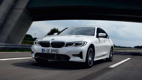 Plug-in hybridní BMW řady 3 Sedan 2021 G20 tříčtvrteční pohled zepředu v jízdě Plug-in hybridní BMW řady 3 Sedan 2021 G20 tříčtvrteční pohled zepředu v jízdě na silnici