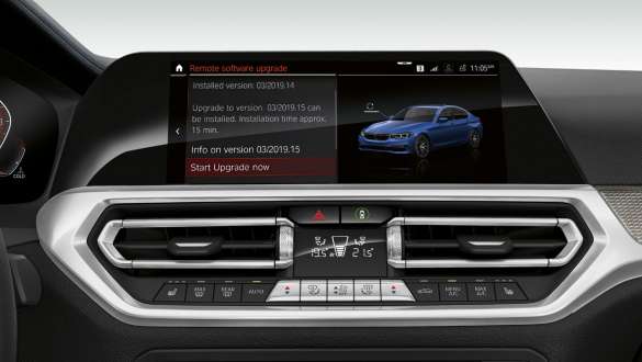 BMW řady 3 Sedan, Remote Software Upgrade. Detailní čelní pohled na displej v kokpitu BMW řady 3 Sedan s funkcí Remote Software Upgrade.
