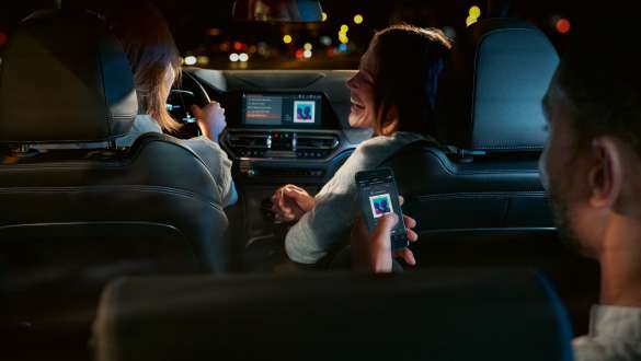 BMW řady 3 Sedan, Connected Command. Detailní čelní pohled na displej v kokpitu BMW řady 3 Sedan s funkcí Connected Command.
