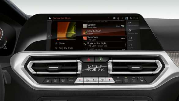 BMW řady 3 Sedan, Connected Music. Detailní čelní pohled na displej v kokpitu BMW řady 3 Sedan s funkcí Connected Music.