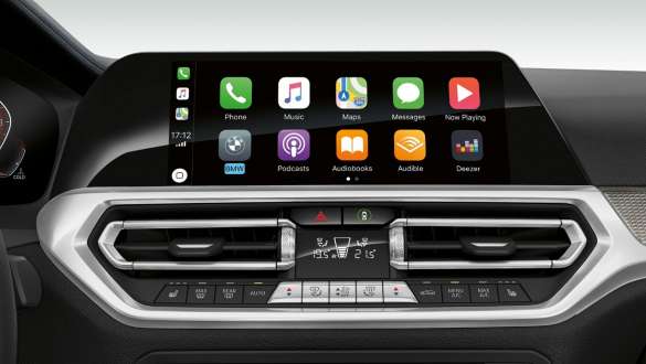 BMW řady 3 Sedan. integrace chytrých telefonů. Detailní pohled zepředu na dispel na palubní desce BMW řady 3 Sedan s integrací chytrých telefonů.