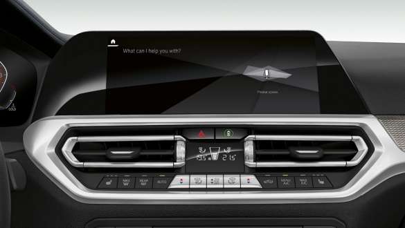 BMW řady 3 Sedan, BMW Intelligent Personal Assistant. Detailní čelní pohled na displej v kokpitu BMW řady 3 Sedan s BMW Intelligent Personal Assistant.