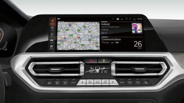 BMW řady 3 Sedan, BMW Operating System 7. Přední detail displeje kokpitu BMW řady 3 Sedan s konceptem ovládání BMW Operating System 7.