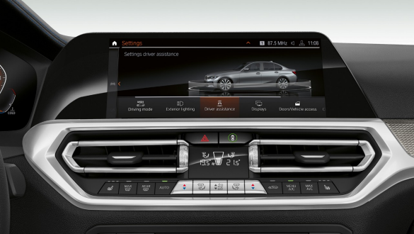 BMW řady 3 Sedan, Driving Assistant Professional. Přední detail displeje kokpitu BMW řady 3 Sedan s Driving Assistant Professional.