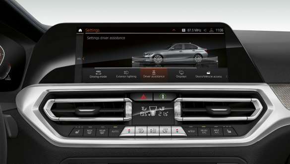 BMW řady 3 Sedan, Driving Assistant Professional. Přední detail displeje kokpitu BMW řady 3 Sedan s Driving Assistant Professional.